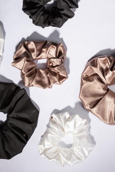 Saténová scrunchie gumička veľká