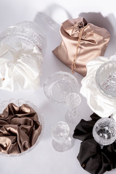 Saténová scrunchie gumička malá